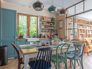 Błękitna kuchnia z jadalnią - zdjęcie od Wnętrza Zewnętrza Studio