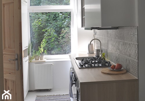UROK W gotowaniu - Mała zamknięta biała z podblatowym zlewozmywakiem kuchnia jednorzędowa, styl skandynawski - zdjęcie od biscuit PROJEKT