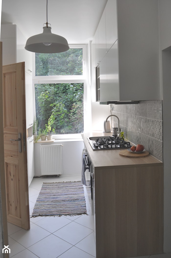 UROK W gotowaniu - Mała zamknięta biała z podblatowym zlewozmywakiem kuchnia jednorzędowa, styl skandynawski - zdjęcie od biscuit PROJEKT - Homebook