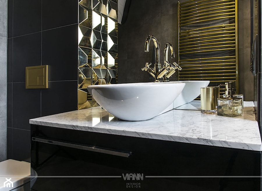 Czerń i złoto w męskiej łazience - Katowice, zdjęcie - zdjęcie od VIANN Interior Design
