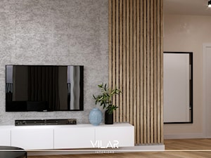 Strefa telewizyjna w salonie, białe szafki, beton i lamele. - zdjęcie od VILAR Interiors