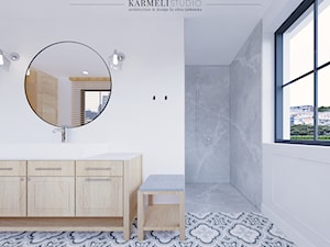 Łazienka z prysznicem walk-in i drewnianą szafką - zdjęcie od Karmeli Studio