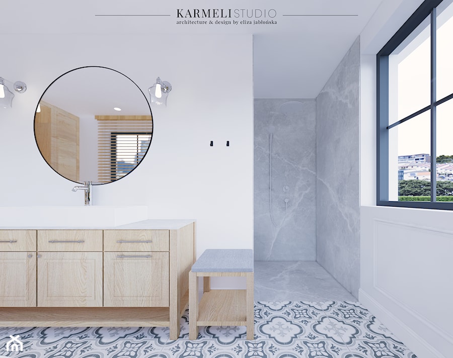Łazienka z prysznicem walk-in i drewnianą szafką - zdjęcie od Karmeli Studio