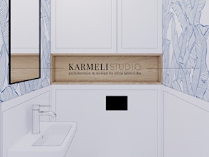 WC dla dzieci z granatową tapetą i drewnianym akcentem - zdjęcie od Karmeli Studio