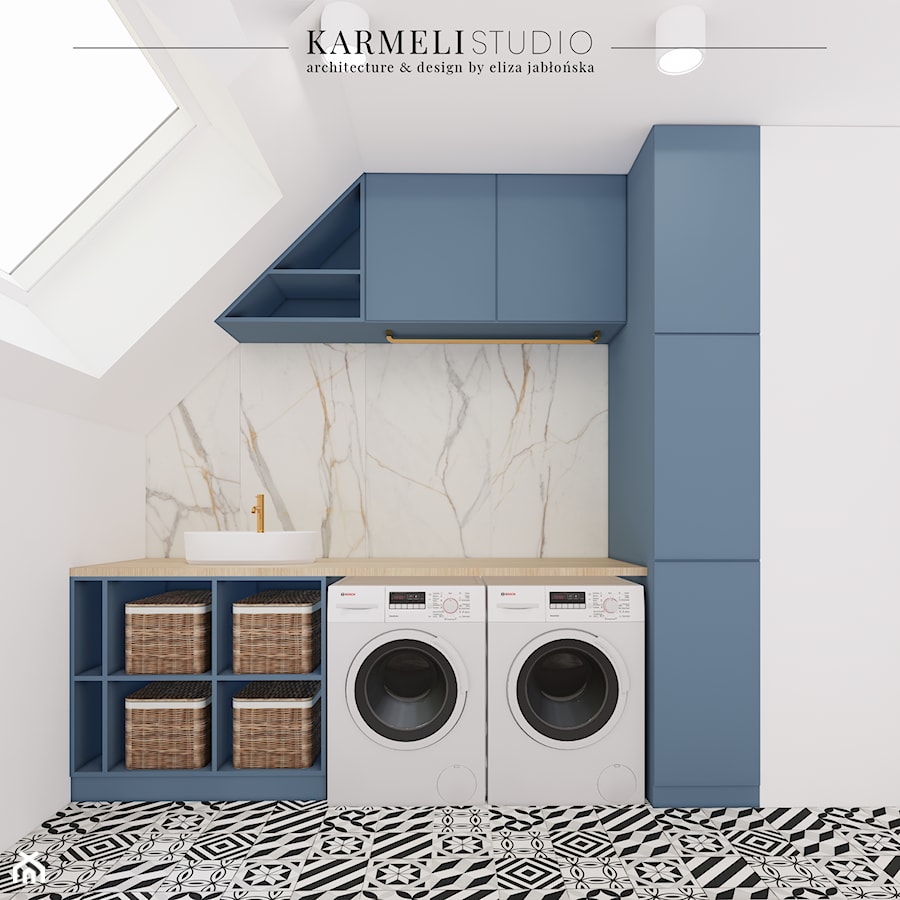 Eklektyczna pralnia w kolorze niebieskim z podłogą patchwork - zdjęcie od Karmeli Studio
