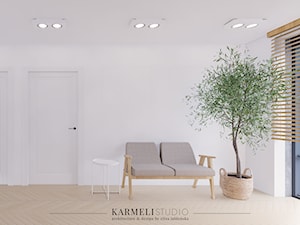 Hol na pierwszym piętrze z dwuosobową sofą - zdjęcie od Karmeli Studio