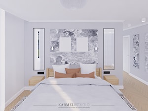 Sypialnia w stonowanych kolorach z tapetą i sztukaterią - zdjęcie od Karmeli Studio