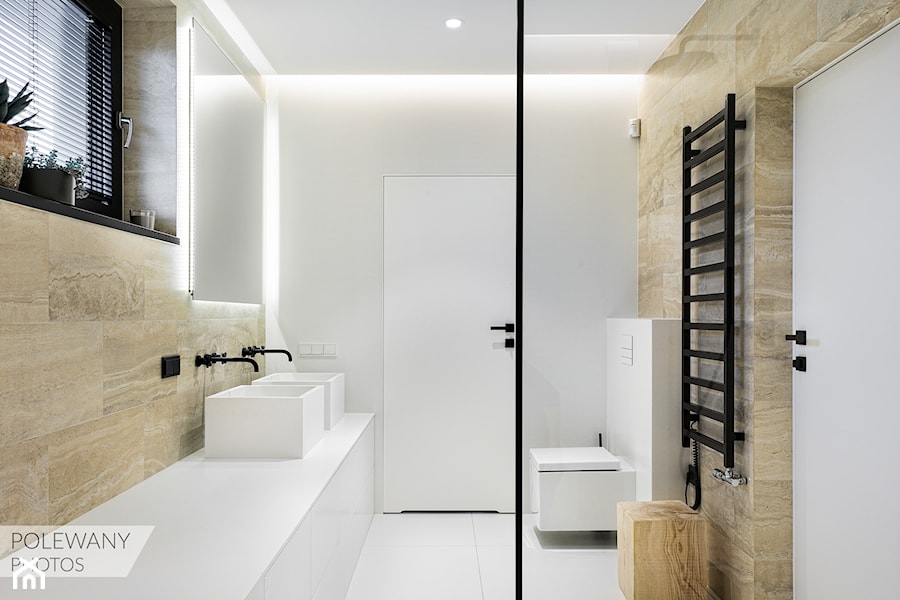 U HOUSE - Średnia z lustrem z dwoma umywalkami z punktowym oświetleniem łazienka z oknem, styl minimalistyczny - zdjęcie od Polewany Photos