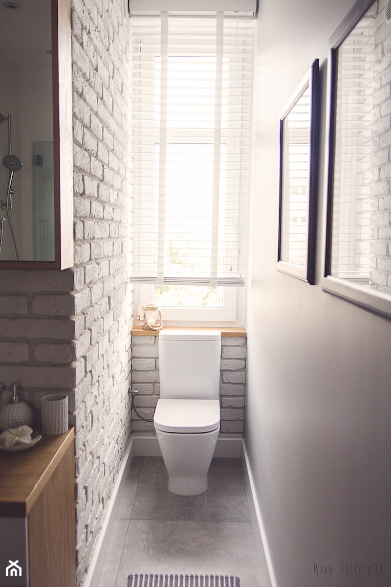 Gdynia stara kamienica - Mała na poddaszu łazienka z oknem, styl skandynawski - zdjęcie od MEBLOŚCIANKA STUDIO