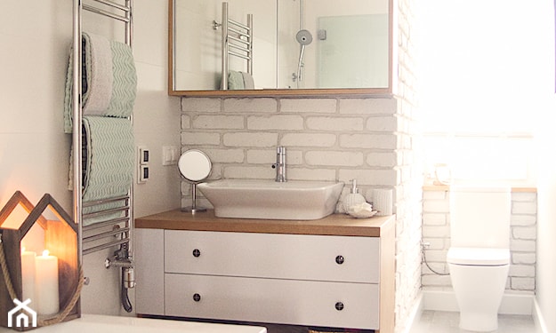  łazienka w stylu skandynawskim, szafka z lustrem, metalowy grzejnik, białe ściany