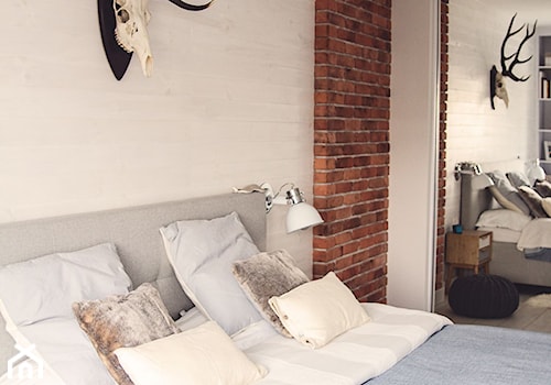 Gdynia stara kamienica - Średnia biała brązowa sypialnia, styl skandynawski - zdjęcie od MEBLOŚCIANKA STUDIO