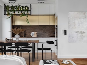 REALIZACJA -wnętrza apartamentu w Warszawie - Średnia otwarta biała z zabudowaną lodówką kuchnia w kształcie litery l, styl nowoczesny - zdjęcie od The Wall Pracownia Architektury i Wnętrz