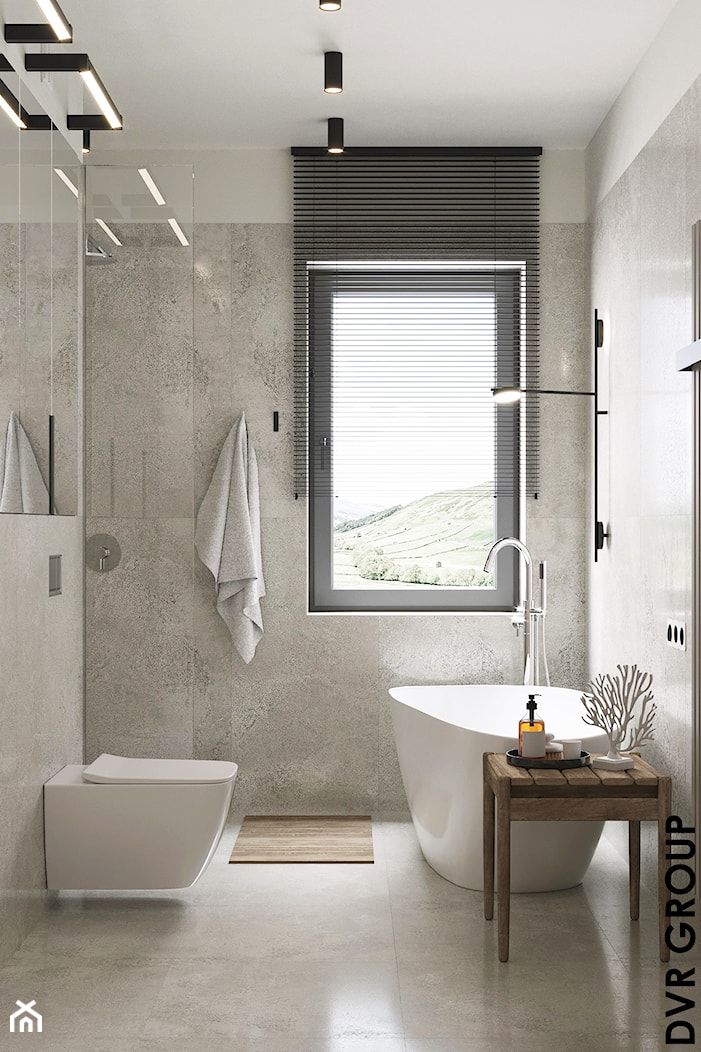 Szara minimalistyczna łazienka z oknem - zdjęcie od DVR Group - Homebook