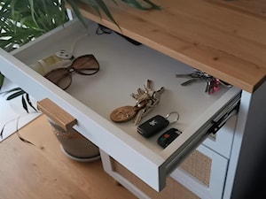 Płytka szuflada na klucze, głębsze szuflady na laptopa i książki - zdjęcie od Boho-Art.com