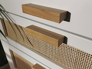 Drewniane uchwyty i rattanowe wykończenie szuflad - zdjęcie od Boho-Art.com