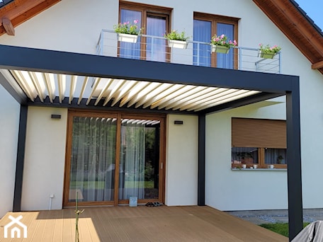 Aranżacje wnętrz - Taras: Pergola aluminiowa z dachem lamelowym uchylnym - Rolety Krajewski. Przeglądaj, dodawaj i zapisuj najlepsze zdjęcia, pomysły i inspiracje designerskie. W bazie mamy już prawie milion fotografii!