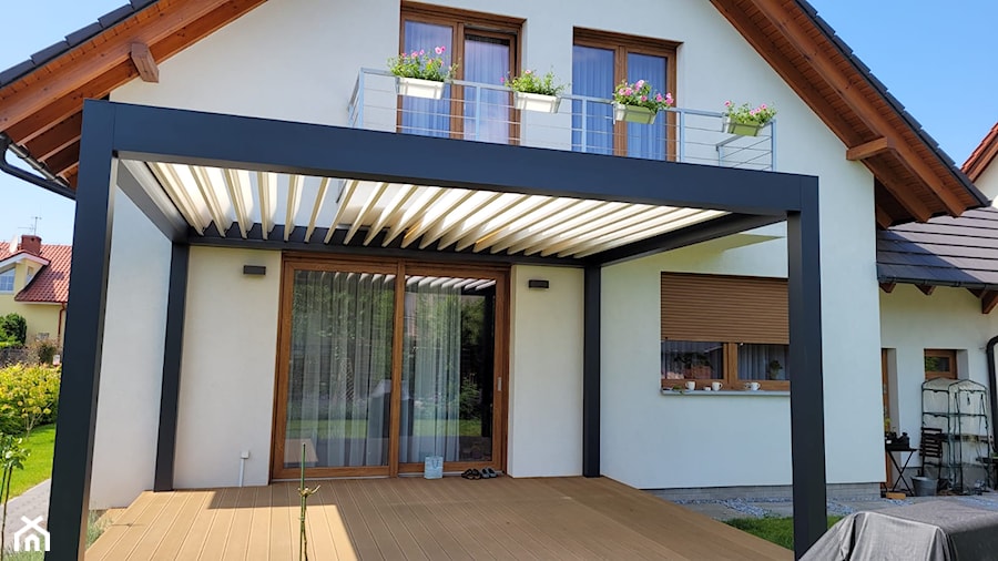 Pergola aluminiowa z dachem lamelowym uchylnym - zdjęcie od Rolety Krajewski