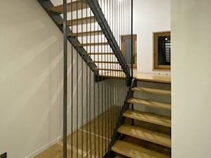 schody loftowe ażurowe drewniane metalowe, barierki rurkowe do sufitu - zdjęcie od reedo schodydesign