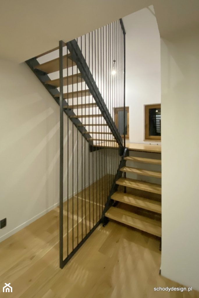 schody loftowe ażurowe drewniane metalowe, barierki rurkowe do sufitu - zdjęcie od reedo schodydesign - Homebook