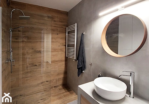 W drewnianym Błękicie - Średnia z punktowym oświetleniem łazienka, styl nowoczesny - zdjęcie od Zrób Mi Wnętrze