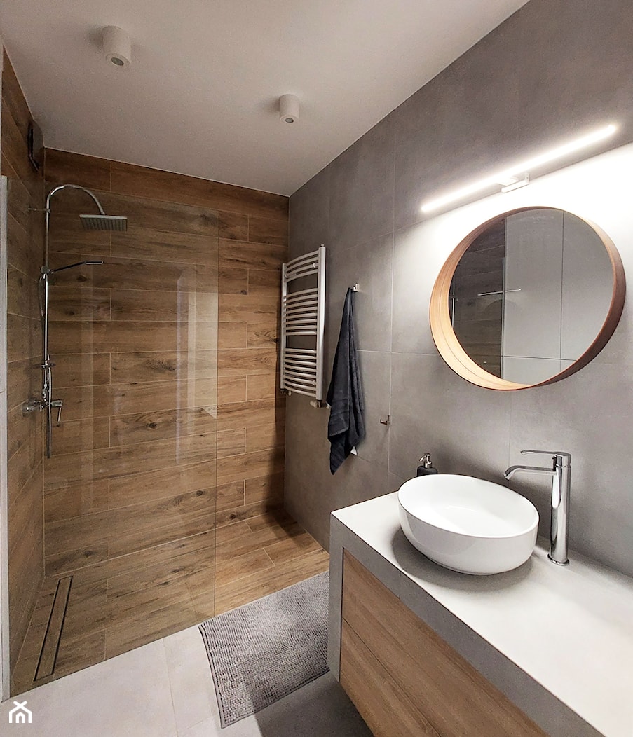 W drewnianym Błękicie - Średnia z punktowym oświetleniem łazienka, styl nowoczesny - zdjęcie od Zrób Mi Wnętrze - Homebook