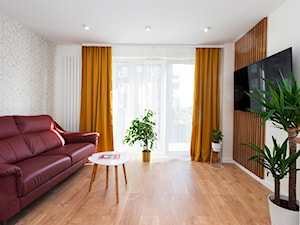 Salon z bordową sofą - zdjęcie od ramach.pl | fotografia wnętrz i nieruchomości