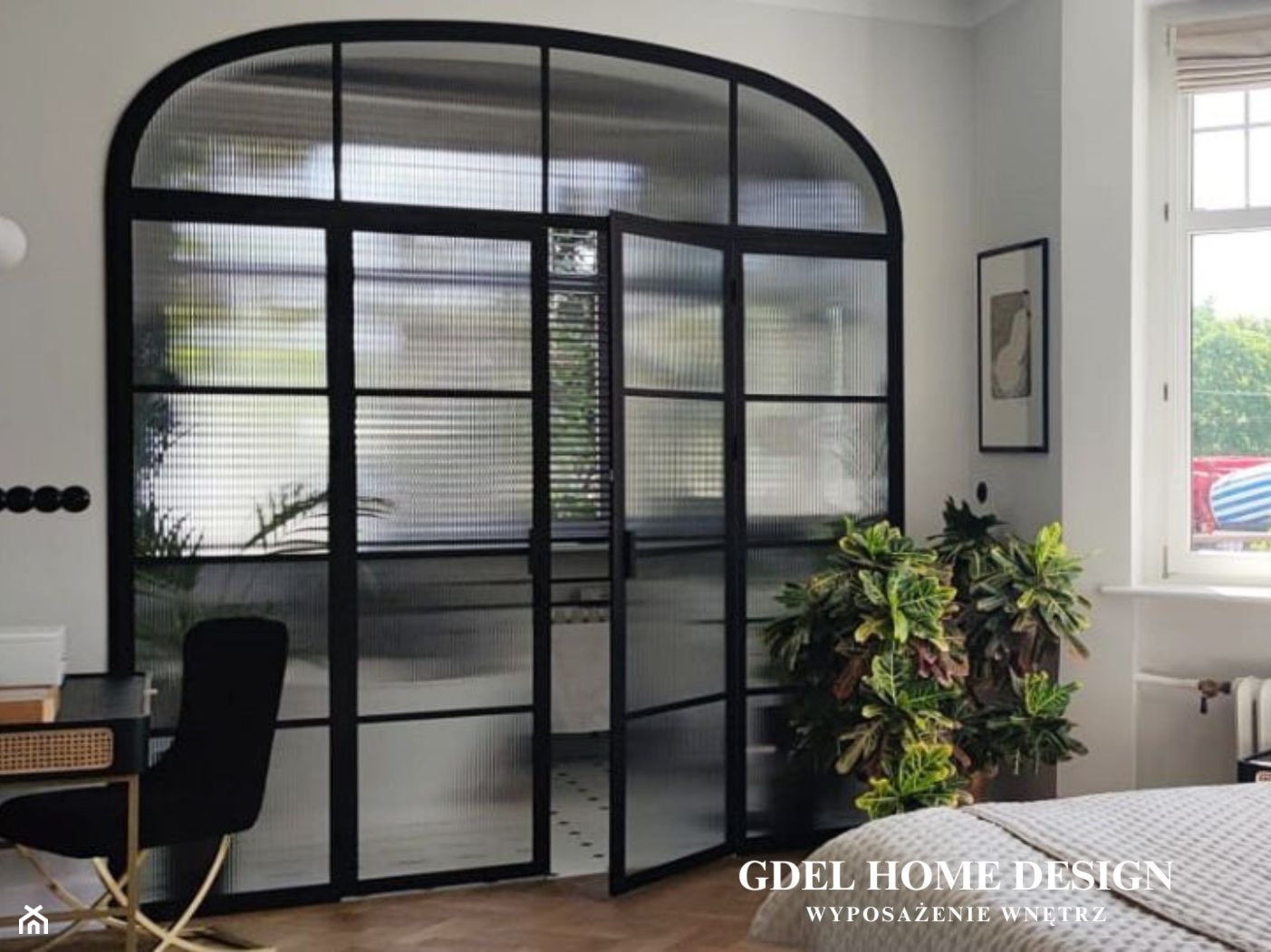 Zabudowa stalowo szklana z ornamentowym szkłem do łazienki - zdjęcie od GDEL Home Design - Homebook