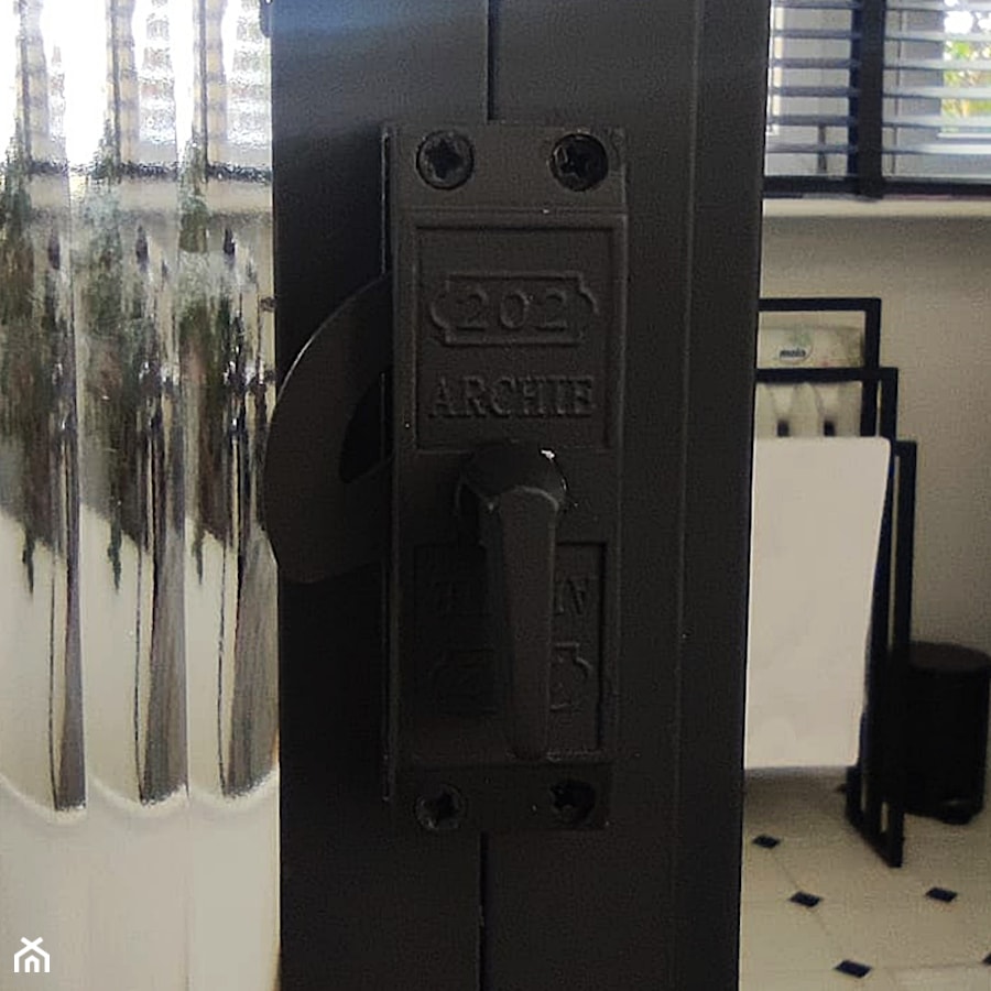Zabudowa loftowa z drzwiami uchylnymi łuki - Łazienka, styl industrialny - zdjęcie od GDEL Home Design