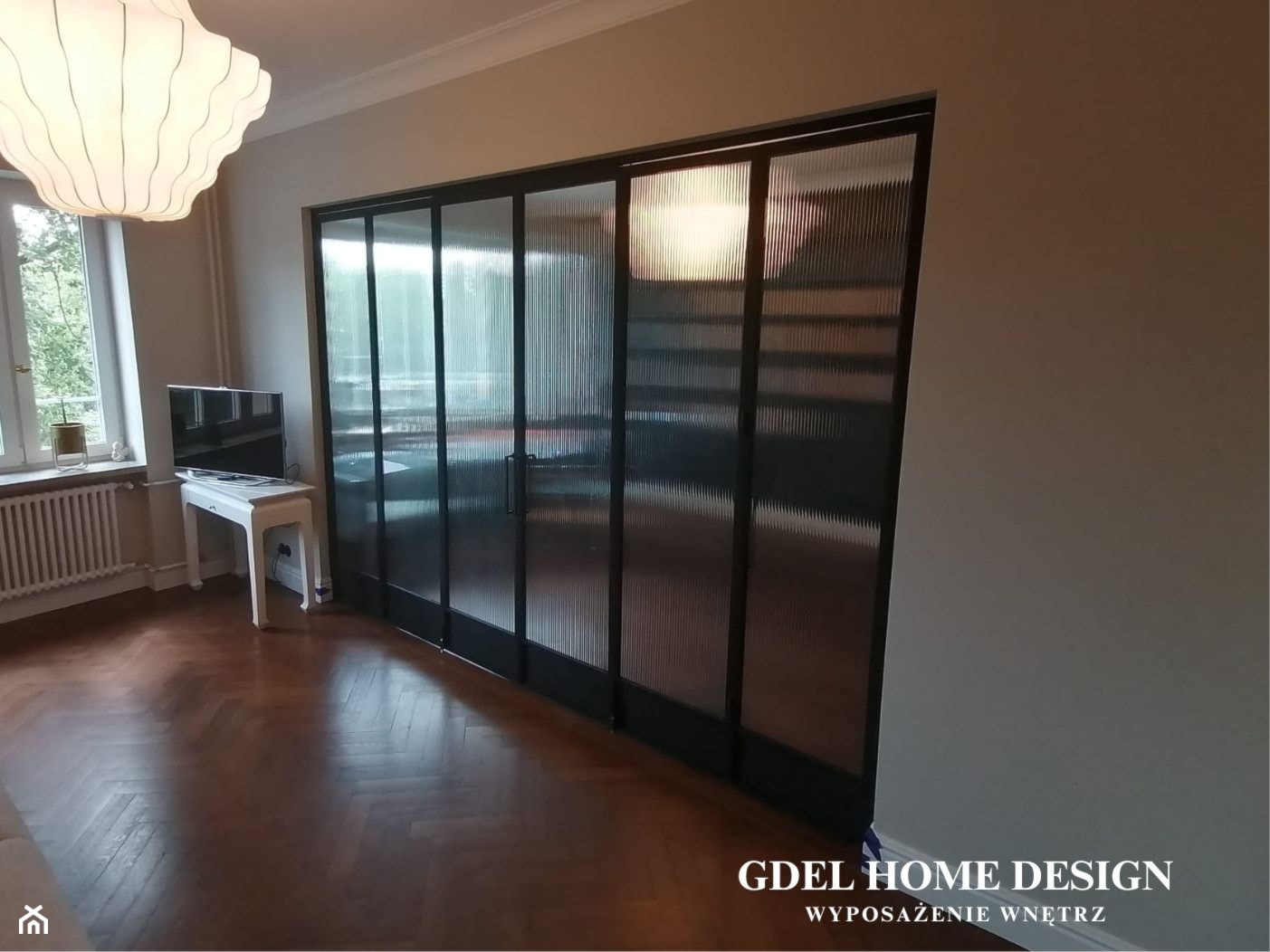 Szklana zabudowa w stylu industrialnym z drzwiami harmonijkowymi - zdjęcie od GDEL Home Design - Homebook