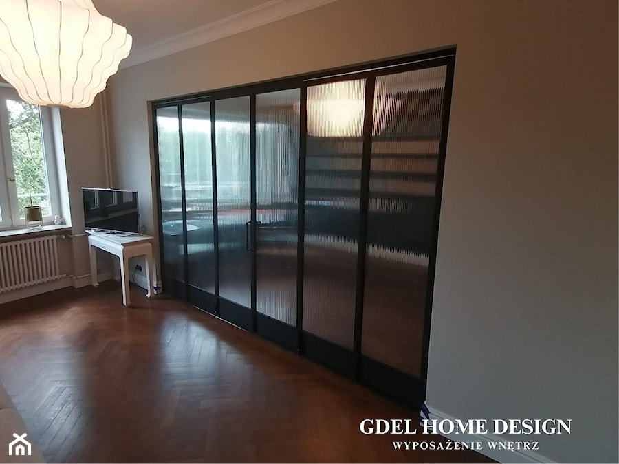 Szklana zabudowa w stylu industrialnym z drzwiami harmonijkowymi - zdjęcie od GDEL Home Design