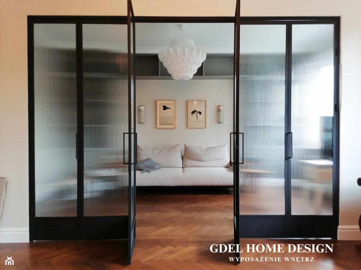Zabudowa loftowa z ryflowanym szkłem i składanymi drzwiami - zdjęcie od GDEL Home Design - Homebook
