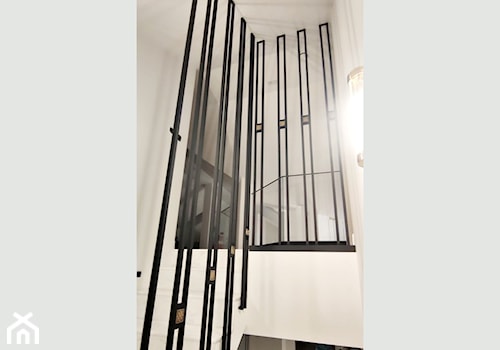 Elegancka balustrada: stalowa konstrukcja z mosiężnym zdobieniem. - zdjęcie od GDEL Home Design