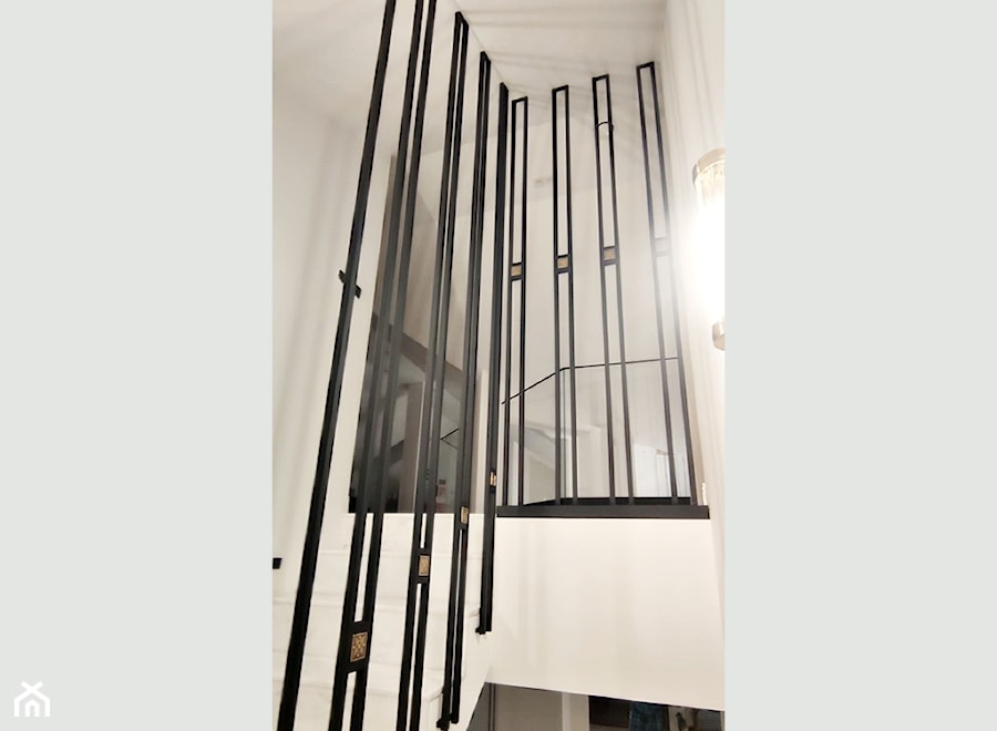 Elegancka balustrada: stalowa konstrukcja z mosiężnym zdobieniem. - zdjęcie od GDEL Home Design