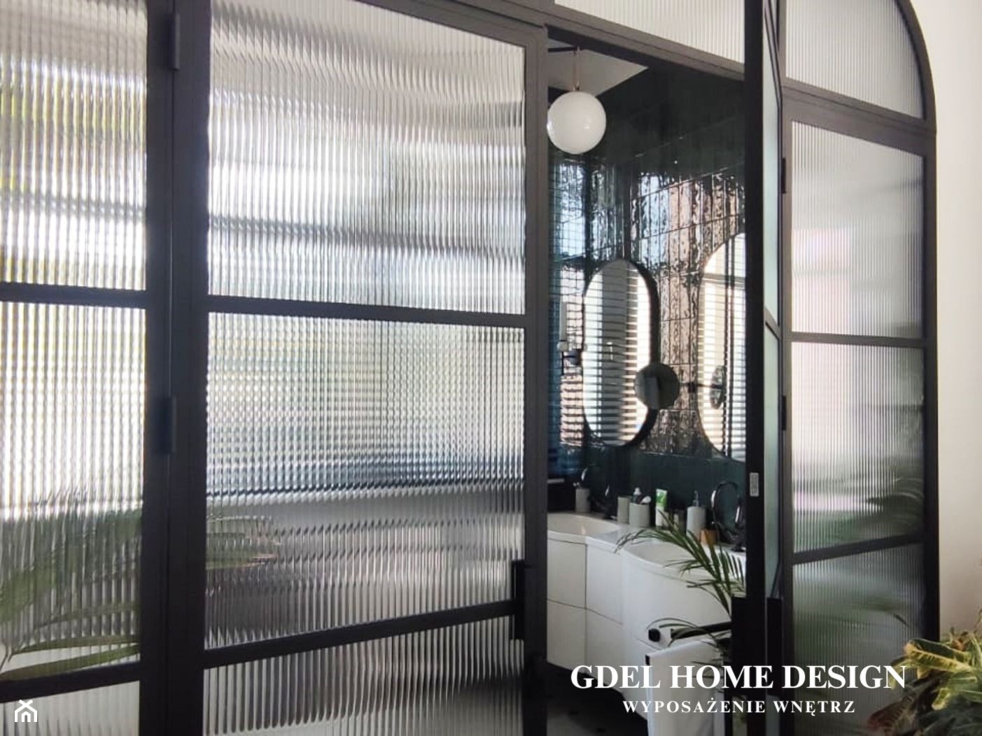 Ścianka loftowa z drzwiami podwójnymi na zawiasach - zdjęcie od GDEL Home Design - Homebook