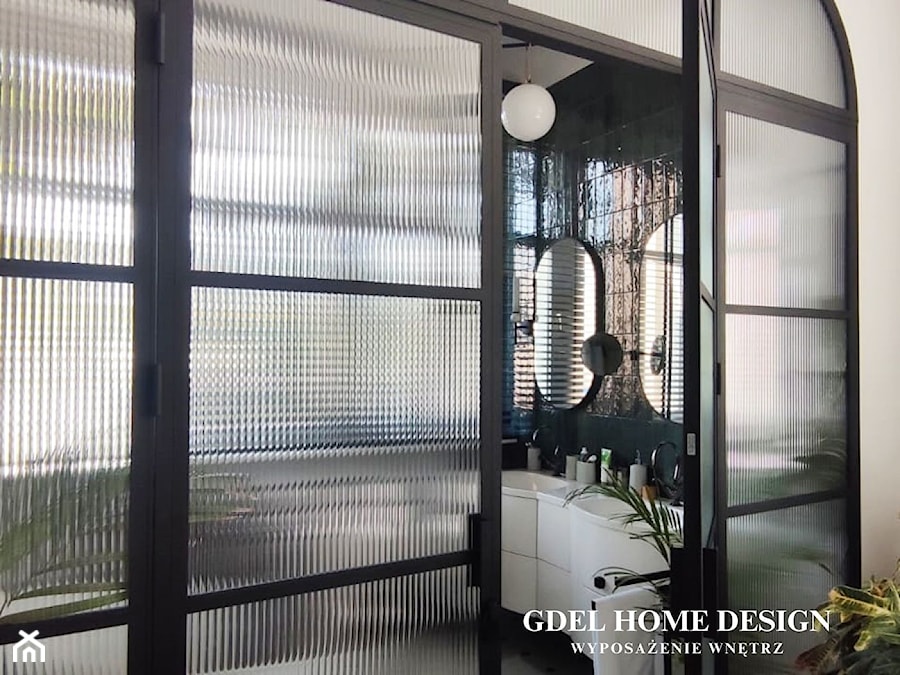 Ścianka loftowa z drzwiami podwójnymi na zawiasach - zdjęcie od GDEL Home Design
