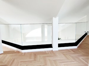 Balustrada szklana na antresoli GDEL - Domy, styl nowoczesny - zdjęcie od GDEL Home Design