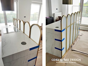 DEKORACYJNY ZŁOTY PANEL Z MLECZNYM SZKŁEM - Kuchnia, styl glamour - zdjęcie od GDEL Home Design