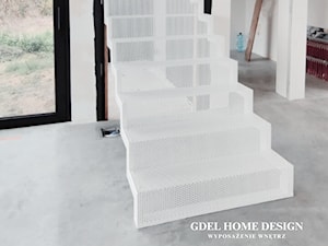 Białe koronkowe schody dywanowe z metalu - Schody, styl nowoczesny - zdjęcie od GDEL Home Design