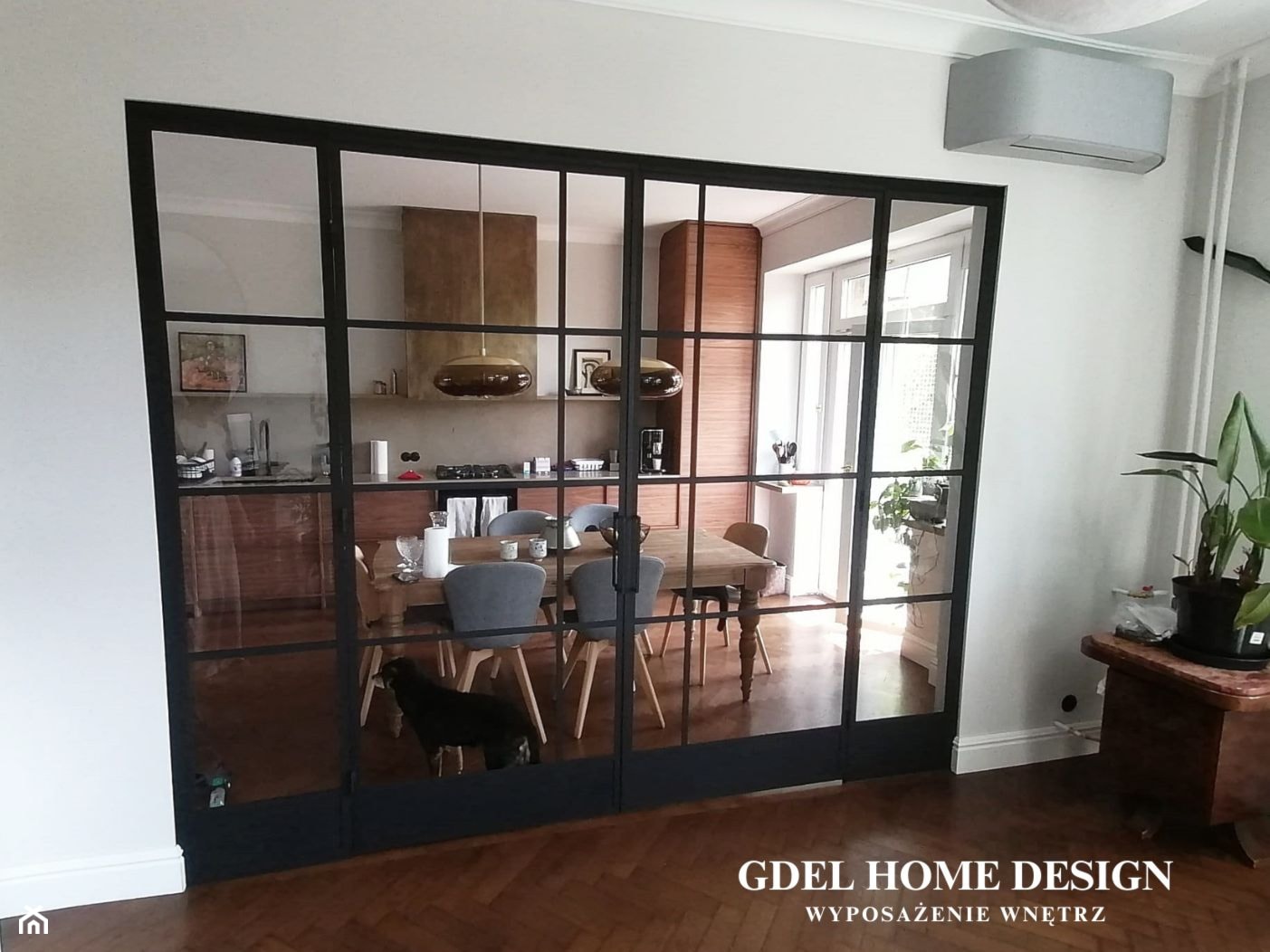 Ścianka metalowo szklana do salonu - zdjęcie od GDEL Home Design - Homebook
