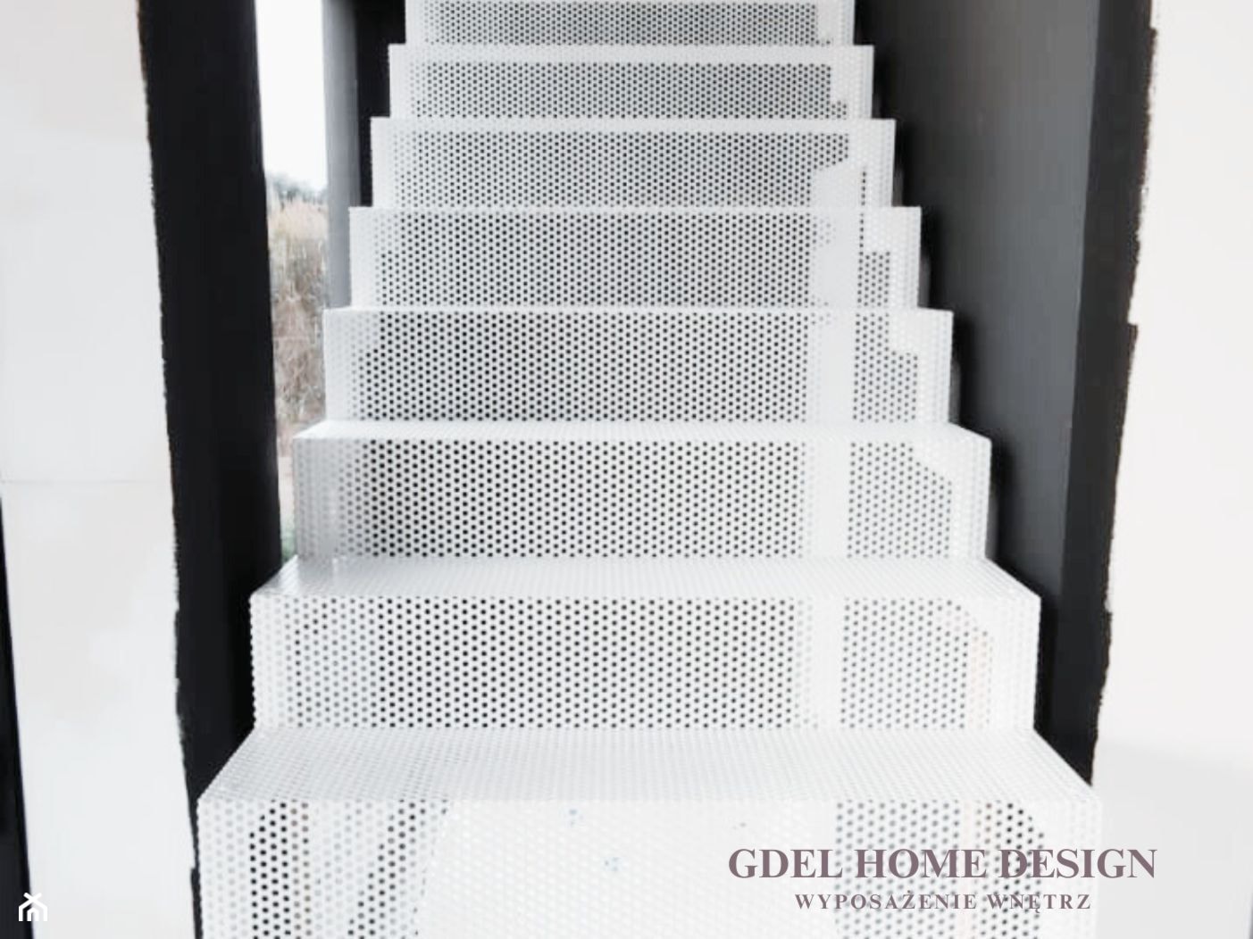 Białe koronkowe schody dywanowe z metalu - Schody, styl minimalistyczny - zdjęcie od GDEL Home Design - Homebook