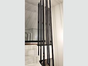 Balustrada typu harfa: kontrast stali i mosiądzu. - zdjęcie od GDEL Home Design