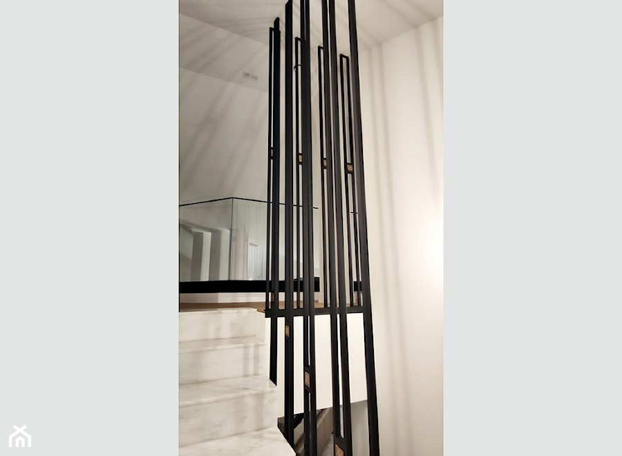 Balustrada typu harfa: kontrast stali i mosiądzu. - zdjęcie od GDEL Home Design