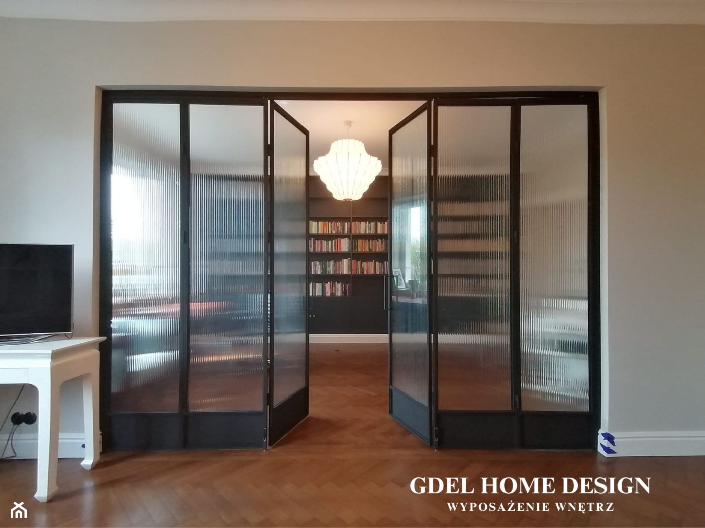 Zabudowa metalowo szklana do salonu - zdjęcie od GDEL Home Design - Homebook