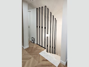 Metalowa balustrada: stalowa elegancja z mosiężnym akcentem. - zdjęcie od GDEL Home Design