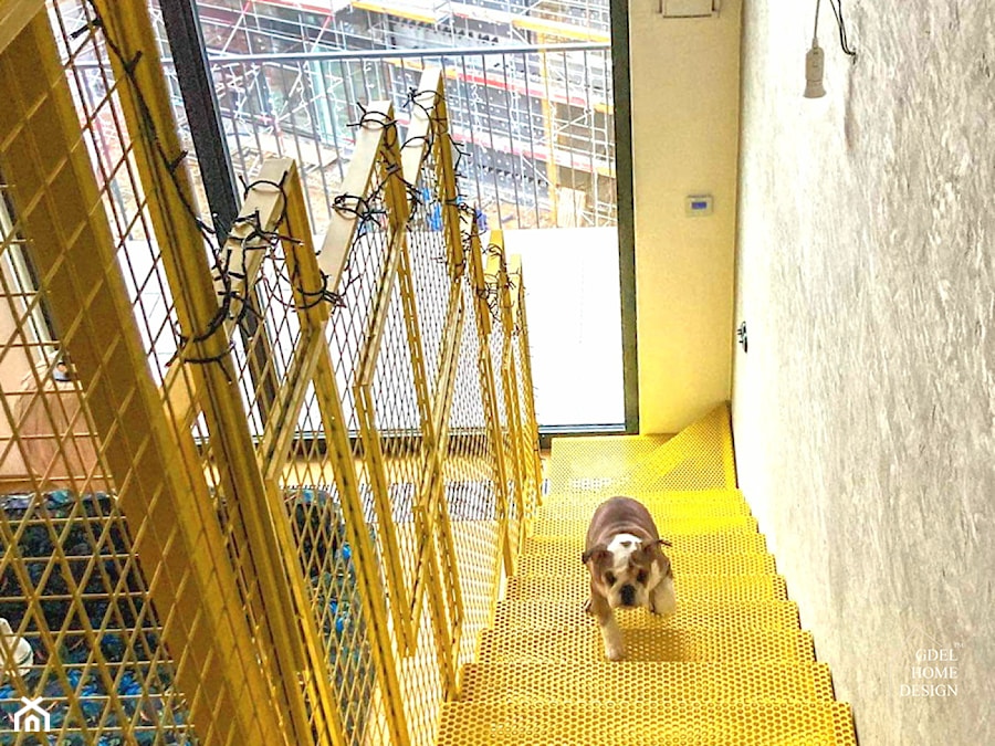 Żółte schody metalowe - zdjęcie od GDEL Home Design