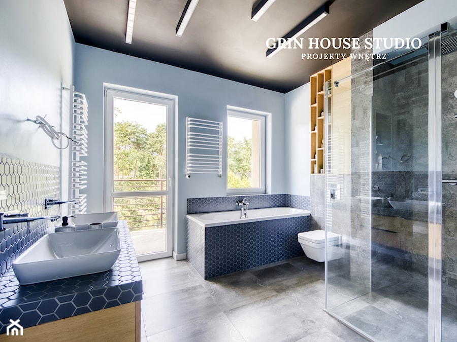 PROJEKT DOMU NA SPRZEDAŻ - Duża jako pokój kąpielowy łazienka z oknem, styl nowoczesny - zdjęcie od GRIN HOUSE STUDIO