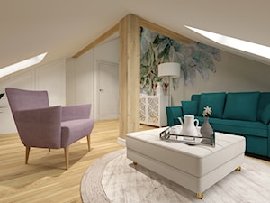Pokój gościnny w Rezydencji Parkowej - pokój na poddaszu ze skosem z zieloną sofą, fioletowym fotelem, skórzanym szezlongiem i kwiecistą tapetą w domu jednorodzinnym, w stylu hampton/klasyczny - zdjęcie od Tucholscy Kreatywnie