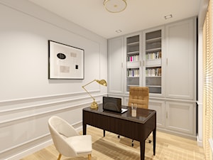 Gabinet/biuro w Rezydencji Parkowej - biały gabinet z zabudową na całej ścianie i wolnostojącym klasycznym biurkiem i sztukaterią na ścianach w domu jednorodzinnym, w stylu hampton/klasyczny - zdjęcie od Tucholscy Kreatywnie