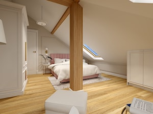 Sypialnia w Rezydencji Parkowej - beżowa sypialnia ze sztukateriami na poddaszu ze skosem, z różowym łóżkiem, szafą i fotelem w domu jednorodzinnym, w stylu hampton/klasyczny - zdjęcie od Tucholscy Kreatywnie