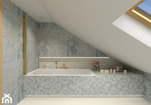 Łazienka w Rezydencji Parkowej - mała łazienka z błękitnymi płytkami na poddaszu ze skosami i wanną, złota armatura w domu jednorodzinnym, w stylu hampton/klasyczny - zdjęcie od Tucholscy Kreatywnie